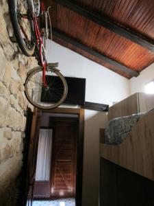 een fiets die aan het plafond van een kamer hangt bij La alegria de las cuevas in Rus