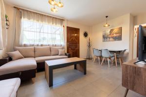 - un salon avec un canapé et une table dans l'établissement Villa Ippoliti, à Ormos Panagias