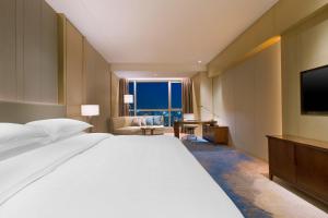 Voodi või voodid majutusasutuse Sheraton Zhanjiang Hotel toas