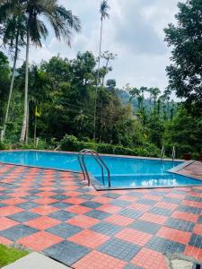 Bazén v ubytování Elora Resort Wayanad nebo v jeho okolí