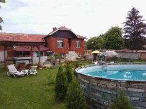 um quintal com uma piscina e uma casa em Apartment Nina a beauty stay in Bulgaria em Kramolin