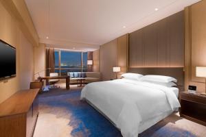 Voodi või voodid majutusasutuse Sheraton Zhanjiang Hotel toas
