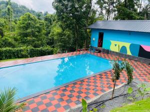 Bazén v ubytování Elora Resort Wayanad nebo v jeho okolí