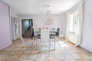 a dining room with a table and chairs at La Calanque in Marseille