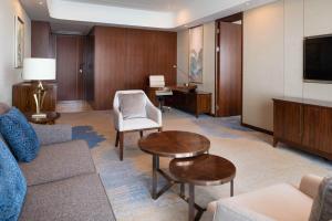 Televiisor ja/või meelelahutuskeskus majutusasutuses Sheraton Zhanjiang Hotel