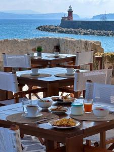 una tavola con piatti di cibo e un faro sullo sfondo di Pagoda Lifestyle Hotel a Ischia