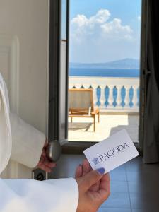 een persoon met een stuk papier en het woord voorstel bij Pagoda Lifestyle Hotel in Ischia