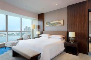 Voodi või voodid majutusasutuse Sheraton Zhanjiang Hotel toas