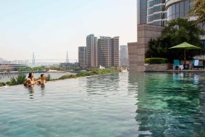 Bassein majutusasutuses Sheraton Zhanjiang Hotel või selle lähedal