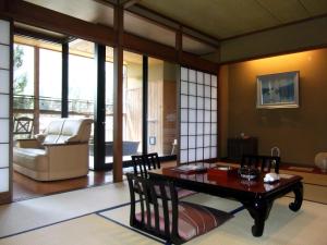 下呂的住宿－望川館，客厅配有桌子和沙发
