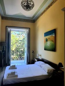 ein Schlafzimmer mit einem Bett und einem großen Fenster in der Unterkunft Villa Giuseppina Miramare in San Menaio