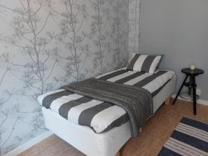 מיטה או מיטות בחדר ב-Flora Dekor gästgård, Lenagården