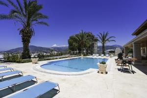 een zwembad met ligstoelen en palmbomen bij Sea View Terrace Big Villa w Pool 5 min to Beach in Seki