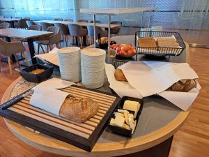 un tavolo con pane e altri prodotti alimentari su di esso di Hotelli Siuntio a Sjundeå