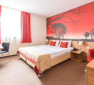 una habitación de hotel con una cama y una pintura roja en la pared en Expo Congress Hotel, en Budapest