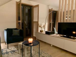 TV a/nebo společenská místnost v ubytování Bonne Suite Chambre d'Hotes