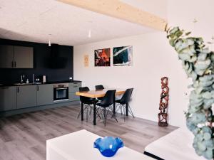 uma cozinha e sala de jantar com mesa e cadeiras em Studio Apartment / Unique Location / Stunning View em Tórshavn