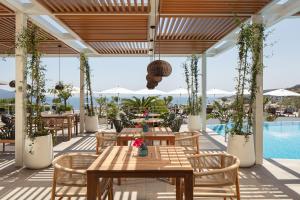 Doria Hotel Bodrum-City Center في بيتيس: فناء به طاولات وكراسي ومسبح