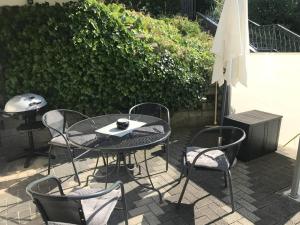 una mesa y sillas en un patio en FeWo Oase Ruhrtalblick en Bestwig