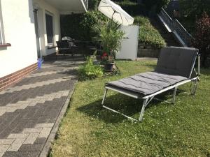 una silla sentada en el césped en un patio en FeWo Oase Ruhrtalblick, en Bestwig