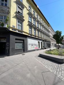 un edificio in una strada di fronte a un edificio di Sunny Apartment next to Metro 1BR a Vienna