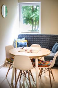 stół i krzesła w salonie z kanapą w obiekcie Pod Lipami w mieście Puck