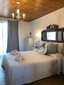 een slaapkamer met een groot bed en een houten plafond bij Jess & Joe's in Castelvetrano Selinunte