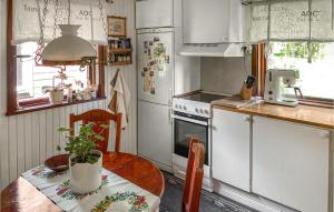 una cocina con una mesa con una planta en Lovely Home In Sala With Kitchen en Sala