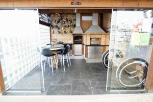 eine Küche mit einem Tisch und Stühlen im Zimmer in der Unterkunft Currais o pequeno paraíso entre o mar e a serra in Aveiro