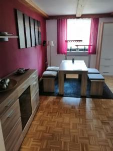 a living room with a table and a kitchen at Ferienwohnung Neuhaus in Nittenau