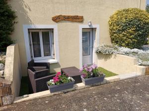 two flower pots sitting in front of a building at Gîte - Chambres d'Hôtes La Belle Hélène in Bressuire