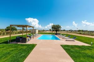 een zwembad met ligstoelen en een paviljoen bij Villa La Quiete by BarbarHouse in Copertino