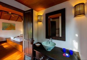 Rúm í herbergi á Elixir Resort Koh Yao Yai - SHA Plus