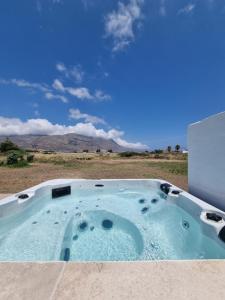 une baignoire jacuzzi avec vue sur le désert dans l'établissement All Season Lovely Seafront Cottage, à Kíssamos