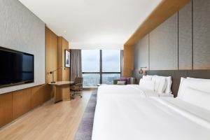 Postel nebo postele na pokoji v ubytování The Westin Zhongshan Guzhen