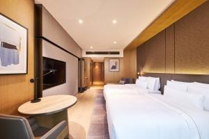 Postel nebo postele na pokoji v ubytování The Westin Zhongshan Guzhen