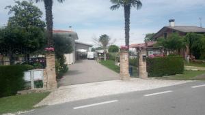 a driveway with a gate in front of a house at Bed & Breakfast DA BARTAI in Musile di Piave