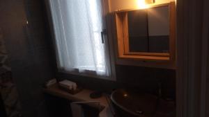 ein Badezimmer mit einem WC, einem Waschbecken und einem Spiegel in der Unterkunft Bed & Breakfast DA BARTAI in Musile di Piave
