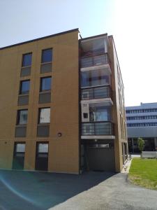 羅瓦涅米的住宿－City Apartment Ilmola，一面设有一面阳台的砖砌建筑