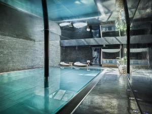 Bazén v ubytování Firefly Luxury Suites nebo v jeho okolí