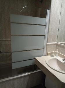 y baño con lavabo y ducha. en APARTAMENTO BARAJAS-IFEMA en Madrid