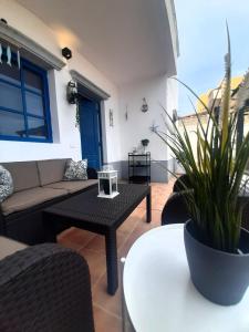 un soggiorno con un divano e un tavolo di Casa Luz a Costa Calma