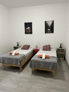 um quarto com duas camas e duas mesas de cabeceira em Oriente DNA Studios IV em Lisboa