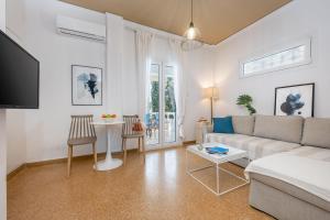 sala de estar con sofá y mesa en Breeze 1BD Apartment by BluPine, en Atenas