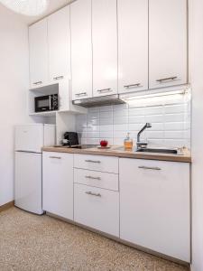 Kuchyňa alebo kuchynka v ubytovaní Breeze One Bedroom Apartment by BluPine