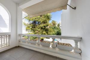 Balkón alebo terasa v ubytovaní Breeze One Bedroom Apartment by BluPine