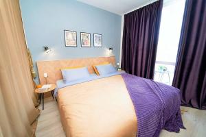 Un dormitorio con una cama grande y una ventana en Design Studio in Atlantis Resort&SPA, Burgas Airport en Burgas
