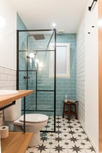 une salle de bain avec douche et toilettes dans l'établissement Acogedor apartamento en San Andrés - Casa La Traiña, à San Andrés 17 autres photos