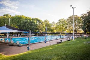 uma grande piscina com pessoas num parque em Stylish Lux Modern 2B2B Apt at Dickson heart em Camberra