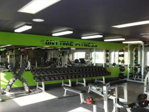 um ginásio com muito equipamento e uma parede verde em Stylish Lux Modern 2B2B Apt at Dickson heart em Camberra